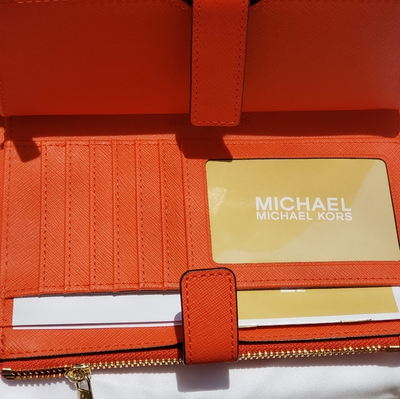 Michael Kors Wristlet/Wallet Double Zip - Picture 3 of 3